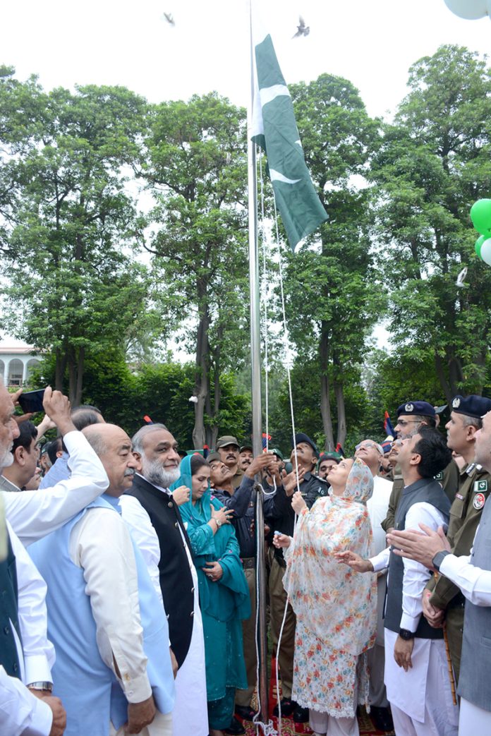 Divisional Commissioner Madam Maryam Khan flanked by Regional Police Officer (RPO) Zeeshan Asghar, Deputy Commissioner (DC) Captain (Retired) Nadeem Nasir, unfurled the national flag during a ceremony organized in Commissioner Complex to celebrate Independence Day and Marka-e-Haq