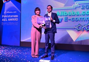 Representative of AliBaba .com giving best exporter award Pakistan KEL Award 2025 at local hotel