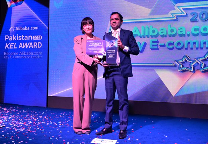 Representative of AliBaba .com giving best exporter award Pakistan KEL Award 2025 at local hotel