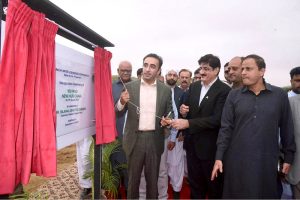 PPP Chairman Bilawal Bhutto Zardari unveils the plaque to inaugurate the New Hub Canal, alongside Sindh Chief Minister Syed Murad Ali Shah, Karachi Mayor Murtaza Wahab