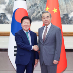 Chinese FM meets special envoy of ROK president