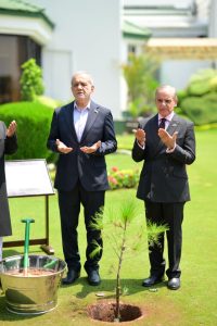 PM warmly receives Iranian President; given a guard of honour 