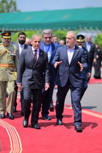 PM warmly receives Iranian President; given a guard of honour 