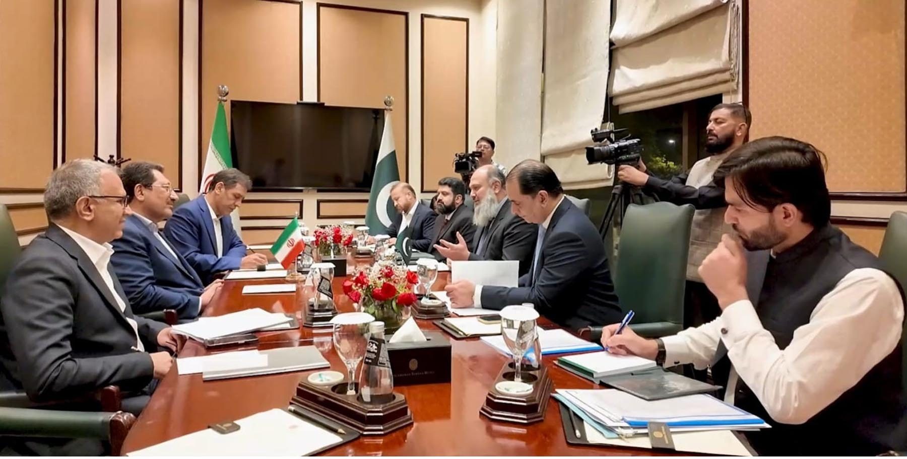 Pakistan, Iran pledges to deepen bilateral trade, border cooperation in ministerial talk