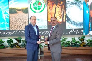 Chairman NDMA Lt. Gen. Inam Haider Malik presenting souvenir to Gizet Nurdauletov, Secretary of the Security Council, Kazakhstan upon his visit to National Emergencies Operation Centre at NDMA Headquarters.