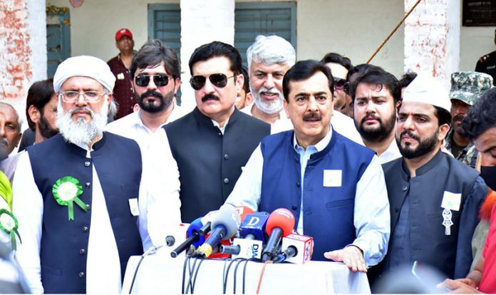 Chairman Senate Syed Yusuf Raza Gilani and Governor KP Faisal Karim Kundi, along with other dignitaries, talking to the media during the 100th annual Eid Milad-un-Nabi procession organized by Anjuman Islamia