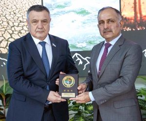 Chairman NDMA Lt. Gen. Inam Haider Malik presenting souvenir to Gizet Nurdauletov, Secretary of the Security Council, Kazakhstan upon his visit to National Emergencies Operation Centre at NDMA Headquarters.
