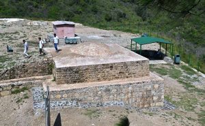 The name "Ban Faqiran" is derived from the local vernacular: "ban" (meaning reservoir) and "faqiran" (meaning saints), thus translating to "a reservoir dedicated to saints." The archaeological site, known locally by this name, is situated approximately two kilometers southwest of the Shah Allah Ditta Caves. The Buddhist stupa at Ban Faqiran dates from the 2nd to the 5th century C.E. The complex, which includes the stupa and a long staircase, covers an area of 10.15 by 26.20 meters. It was constructed using local limestone and Kanjur stone. Presently, the Ban Faqiran stupa is the largest historical Buddhist monument discovered in Islamabad. In addition to the stupa's structural remains, a variety of artifacts such as coins, pot shards, and arrowheads have been discovered at the site. The coins date from the 1st century B.C. to the late Mughal period. These artifacts are currently displayed at the Islamabad Museum, located at G-5/1 Attaturk Avenue