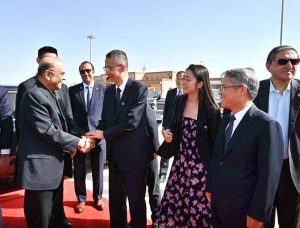 President Asif Ali Zardari being seen off at Kashgar's Laining International Airport by CPC Party Secretary of Kashgar and Vice Governor of Xinjiang, Nie Zhuang.