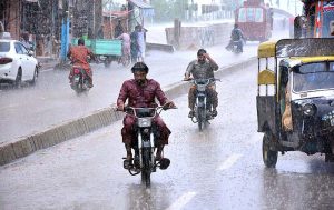 Motorcyclists on the way during heavy rain that experienced the city.