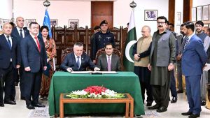 Speaker of the Legislative Chamber of the Oliy Majlis of Uzbekistan, Nuriddin Ismoilov, writing his remarks in the visitors’ book at Parliament House