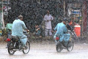 Motorcyclists on the way during heavy rain that experienced the city.