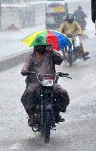 Motorcyclists on the way during heavy rain that experienced the city.