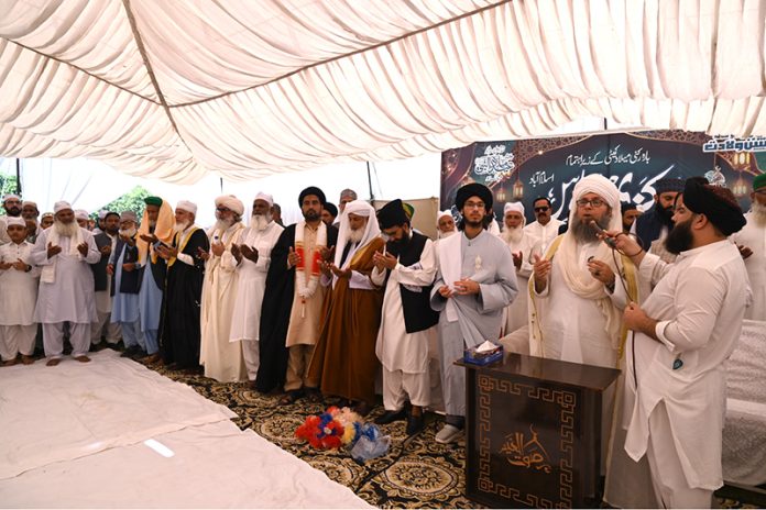 Peer Muhammad Badar e Alam jan offers Dua during the Eid Milad Un Nabi (PBUH) procession at G-7