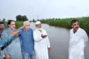 Federal Minister for Board of Investment, Qaiser Ahmad Sheikh visiting the flood affected areas