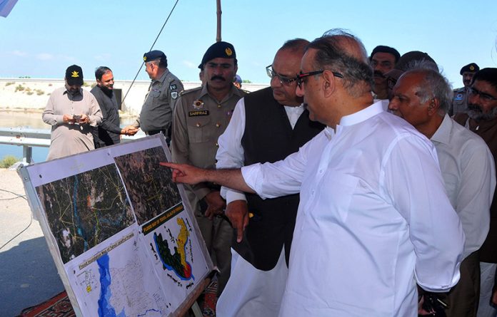 Federal Minister for Communications, Abdul Aleem Khan, being briefed by the administration about the breach in Gillani embankment on the NHA highway during his visit to flood-affected areas