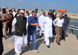 Federal Minister for Communications, Abdul Aleem Khan, being briefed by the administration about the breach in Gillani embankment on the NHA highway during his visit to flood-affected areas