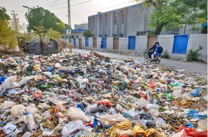 Garbage heaps near Government Girls Model High School spread foul stench, polluting the atmosphere and posing health risks to students and pedestrians, Concerned authorities are urged to remove the waste to protect the atmosphere and prevent the spread of diseases in the area.