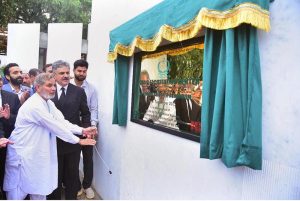 Mr. Muhammad Basharat Javed, a litigant randomly invited on the spot to represent the citizen at the heart of the justice system, inaugurates the newly established Public Facilitation Centre at the Supreme Court premises in the presence of Hon’ble Chief Justice and Judges of the Supreme Court of Pakistan.
