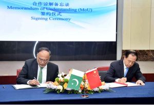 Federal Minister for Planning, Development and Special Initiatives Prof. Ahsan Iqbal signing an MoU between the Development Research Center of the State Council and the People's Republic of China