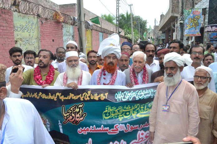 Federal Minister for Investment Board Qaiser Ahmad Sheikh participating Central Markazi Anjuman Raza E Mustafa Eid Milad Nabi PBUH Rally