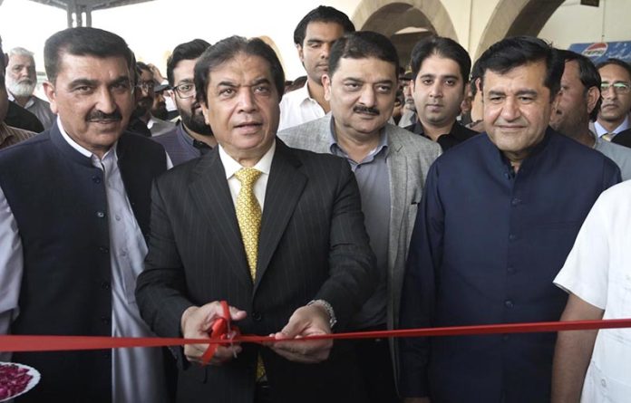 Federal Minister for Railways, Muhammad Hanif Abbasi cutting ribbon to inaugurate new rake of railcar at Rawalpindi Railway Station