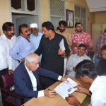 Federal Minister for Board of investment, Qaiser Ahmad Shaikh, resolving the problems of poor people in Khulli kachehri