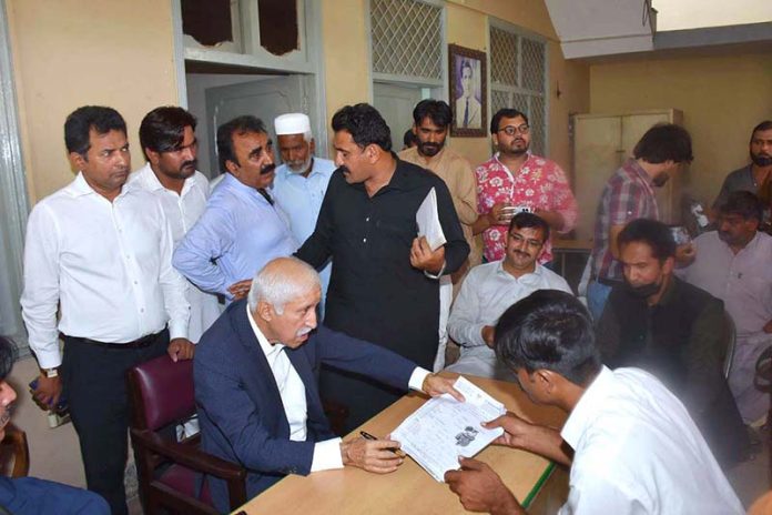 Federal Minister for Board of investment, Qaiser Ahmad Shaikh, resolving the problems of poor people in Khulli kachehri