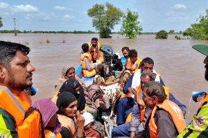 Rescue 1122 workers evacuate flood victims to safer locations amid rising water level
