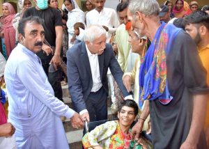 Federal Minister for Board of investment, Qaiser Ahmad Shaikh, resolving the problems of poor people in Khulli kachehri