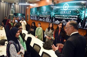 Federal Minister for Planning, Development and Special Initiatives, Professor Ahsan Iqbal, interacting with Pakistani students at Beijing Institute of Technology