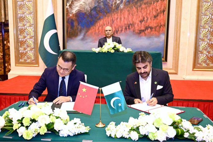 President Asif Ali Zardari witnessing the signing of an MoU between Mr Wang Shanpu, Chairman of Luoyang Modern Biology Group, and Mr Nasir Hussain Shah, Provincial Minister for Energy, Development and Planning, Government of Sindh, to promote modern livestock industry technologies and enhance collaboration on disease prevention and vaccines