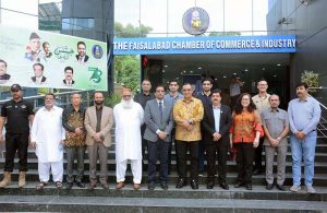 Group photo of local businessmen and traders with Ambassador of Indonesia to Pakistan, Lieutenant General Chandra Warsenanto Sukotjo (retd) during his visit of Faisalabad Chamber of Commerce & Industry (FCCI).