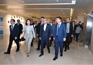 President Asif Ali Zardari visiting the Urban Operations and Management Centre in Urumqi, accompanied by the Mayor of the city and the Vice Governor of Xinjiang