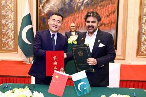 President Asif Ali Zardari witnessing the signing of an MoU between Mr Wang Shanpu, Chairman of Luoyang Modern Biology Group, and Mr Nasir Hussain Shah, Provincial Minister for Energy, Development and Planning, Government of Sindh, to promote modern livestock industry technologies and enhance collaboration on disease prevention and vaccines