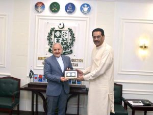 Federal Minister for Defence Production Muhammad Raza Hayat Harraj presents a souvenir to Reza Amiri-Moghaddam, Ambassador of the Islamic Republic of Iran, in Rawalpindi