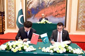 President Asif Ali Zardari witnessing the signing of an MoU between Mr Hao Jiaolong, Vice President of Beijing Asia-Africa Longyue Culture Company, and Dr Ammad Hussain, Director of ASM Services, on the construction of a Modern Textile Industrial Park in Pakistan