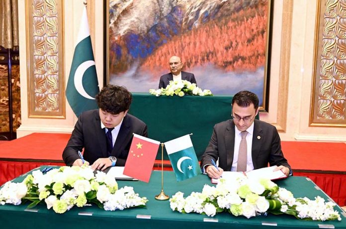 President Asif Ali Zardari witnessing the signing of an MoU between Mr Hao Jiaolong, Vice President of Beijing Asia-Africa Longyue Culture Company, and Dr Ammad Hussain, Director of ASM Services, on the construction of a Modern Textile Industrial Park in Pakistan