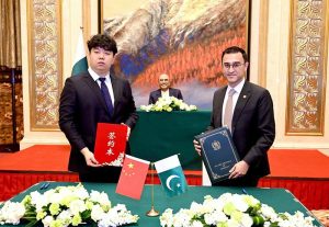 President Asif Ali Zardari witnessing the signing of an MoU between Mr Hao Jiaolong, Vice President of Beijing Asia-Africa Longyue Culture Company, and Dr Ammad Hussain, Director of ASM Services, on the construction of a Modern Textile Industrial Park in Pakistan