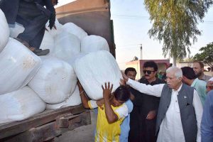 Federal Minister for Board of Investment Qaiser Ahmad Shaikh distributing food of animals in flood affected areas of Chiniot