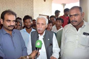 Federal Minister for Board of Investment Qaiser Ahmad Shaikh distributing food of animals in flood affected areas of Chiniot