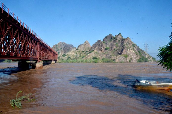 A second wave of heavy flooding with 555,000 cusecs overflowed the Chenab River, inundating 141 villages, while last week’s 855,500 cusec flood had already damaged hundreds of settlements. Floodwater is now heading towards Tehsil Bhowana