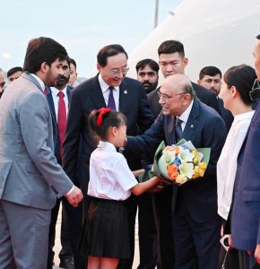 President Asif Ali Zardari being received at Chengdu Shuangliu International Airport by Vice Foreign Minister of China, Mr. Sun Weidong; Vice Governor of Sichuan Province, Mr. Huang Ruixue; Pakistan’s Ambassador to China, Mr. Khalil Hashmi and Chinese Ambassador to Pakistan, Mr. Jiang Zaidong, on his arrival for an official visit to China