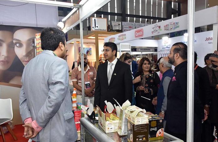 Coordinator to the Prime Minister on Commerce, H.E. Mr. Ihsaan Afzal Khan, visiting stalls at the ‘Made in Pakistan’ Exhibition in Dhaka and appreciating Pakistani exhibitors for showcasing their products