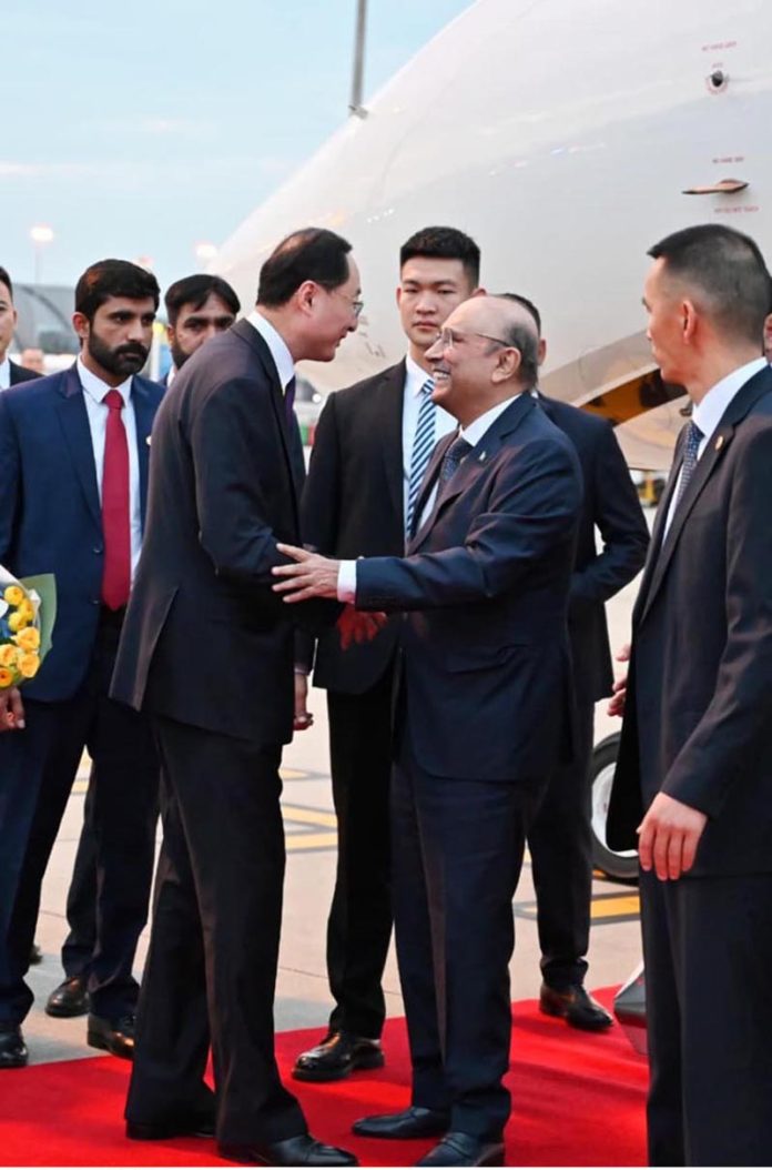 President Asif Ali Zardari being received at Chengdu Shuangliu International Airport by Vice Foreign Minister of China, Mr. Sun Weidong; Vice Governor of Sichuan Province, Mr. Huang Ruixue; Pakistan’s Ambassador to China, Mr. Khalil Hashmi and Chinese Ambassador to Pakistan, Mr. Jiang Zaidong, on his arrival for an official visit to China