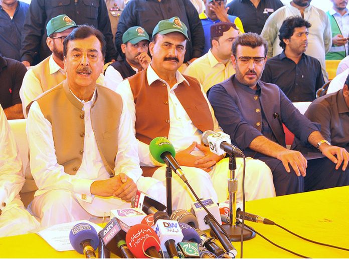 Acting President Syed Yusuf Raza Gilani talking to media after receiving a briefing from NHA officials during his visit to the Gilani Bund breach section on Motorway M-5