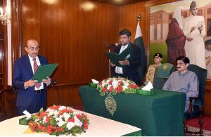 Governor Sindh Kamran Khan Tessori administering oath to newly appointed Minister Muhammad Ismail Rahu at Governor House. Chief Minister Sindh Syed Murad Ali Shah is also present.