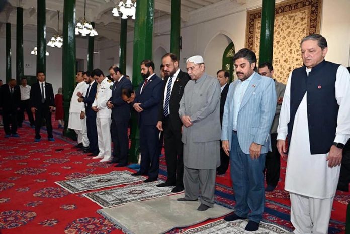 President Asif Ali Zardari offering Asr prayer at the centuries-old Etigar Mosque