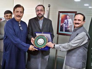 Federal Minister for Overseas Pakistanis and Human Resource Development, Chaudhry Salik Hussain, being presented a memento by members of the journalist community during the Hajj 2026 balloting ceremony for Islamabad-based industrial workers at the Workers Welfare Fund Secretariat.