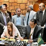 President of FPCCI, Atif Ikram Sheikh, and Project Director IMAC / Sr. Consultant (Research) Ministry of Law and Justice, Ms. Aisha Rasool, sign an MoU as Federal Minister for Law and Justice, Senator Azam Nazeer Tarar, witnesses the Memorandum of Cooperation signing ceremony between the International Mediation and Arbitration Center and the Federation of Pakistan Chambers of Commerce & Industry (FPCCI)